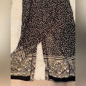 Reeve sexy classic skirt with high slits on each side Perfect for casual wear